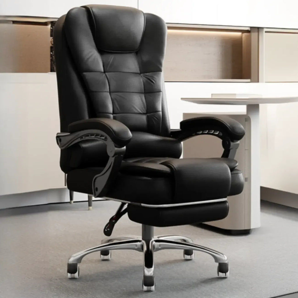 Sedia da ufficio girevole ergonomica in pelle nera con poggiapiedi