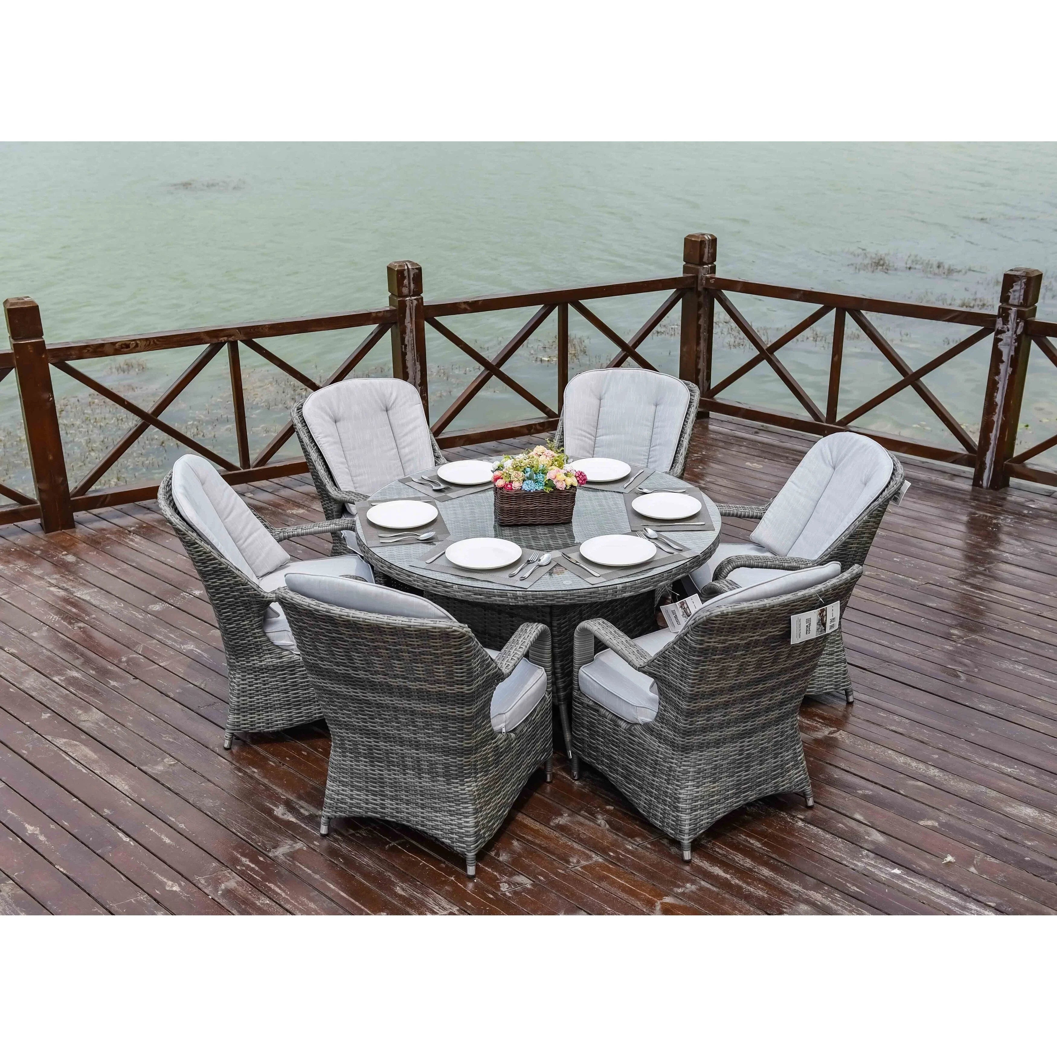 Set da pranzo rotondo da esterno in 7 pezzi in vimini di rattan con cuscini di Moda Furnishings