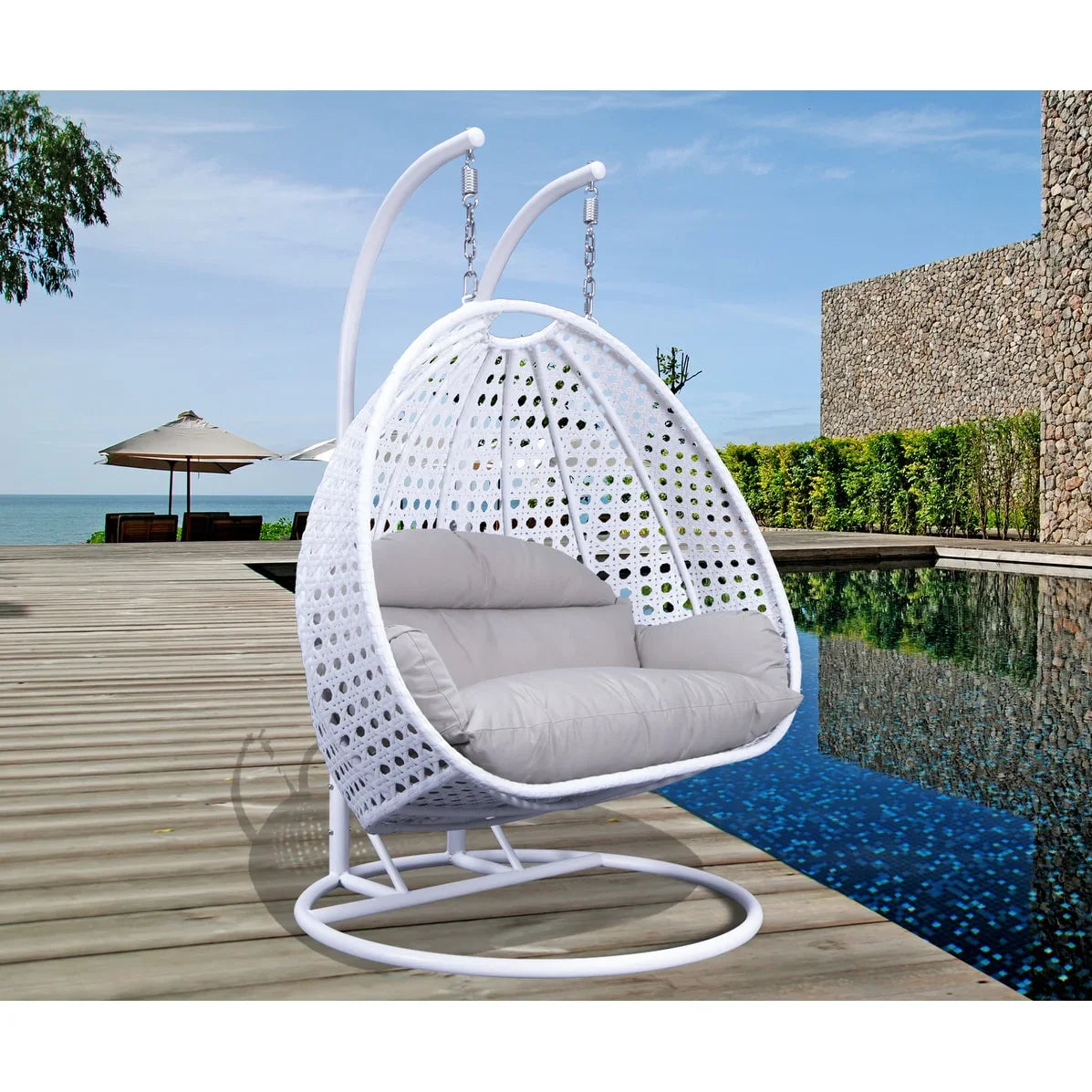 LeisureMod Sedia a Uovo Sospesa per 2 Persone con Supporto - Dondolo Pensile per Esterni/Interni in Rattan Intrecciato con Cuscini