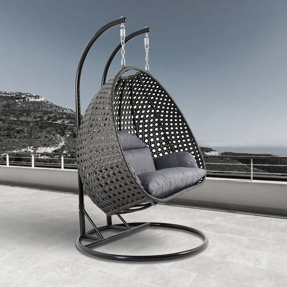 LeisureMod Sedia a Uovo Sospesa per 2 Persone con Supporto - Dondolo Pensile per Esterni/Interni in Rattan Intrecciato con Cuscini