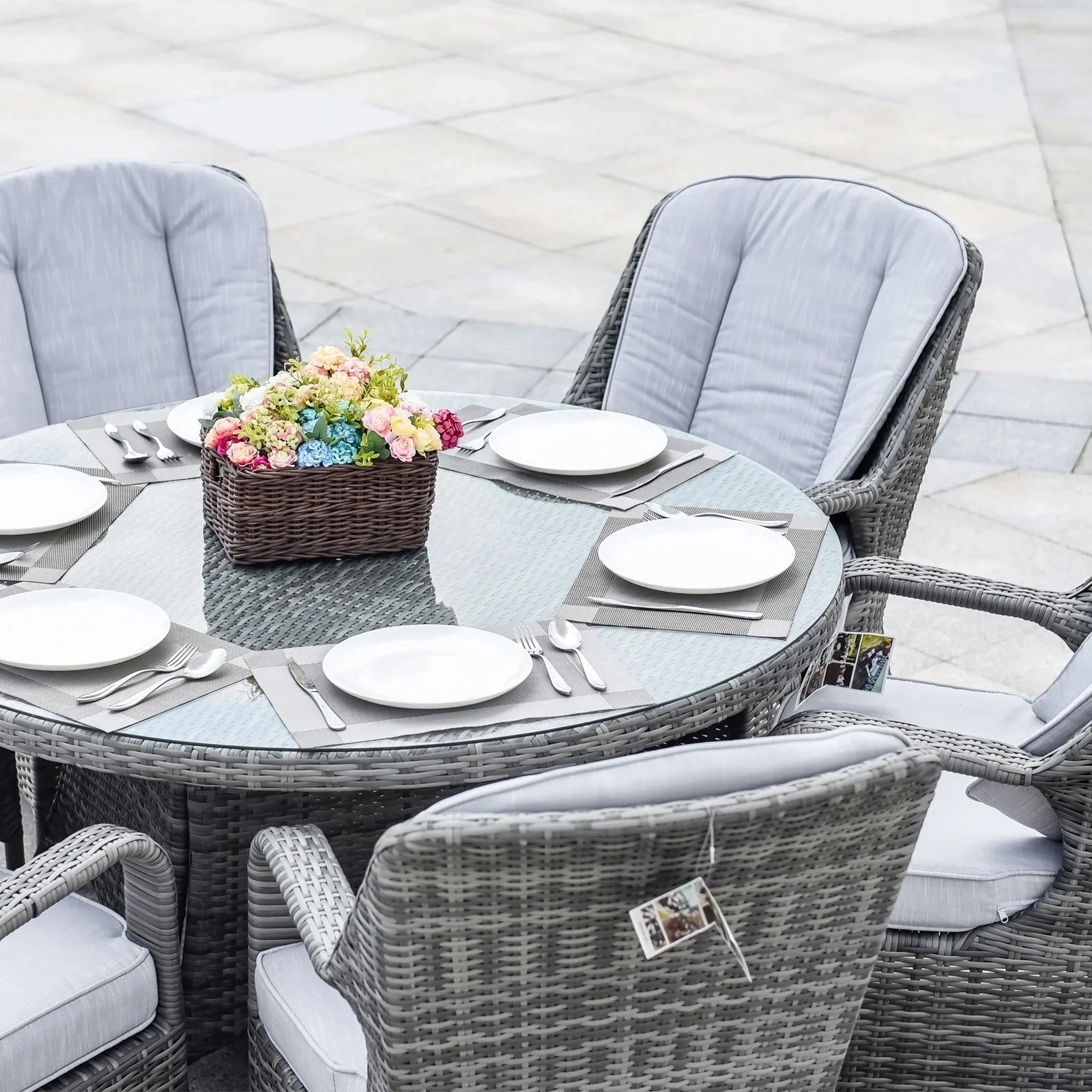 Set da pranzo rotondo da esterno in 7 pezzi in vimini di rattan con cuscini di Moda Furnishings