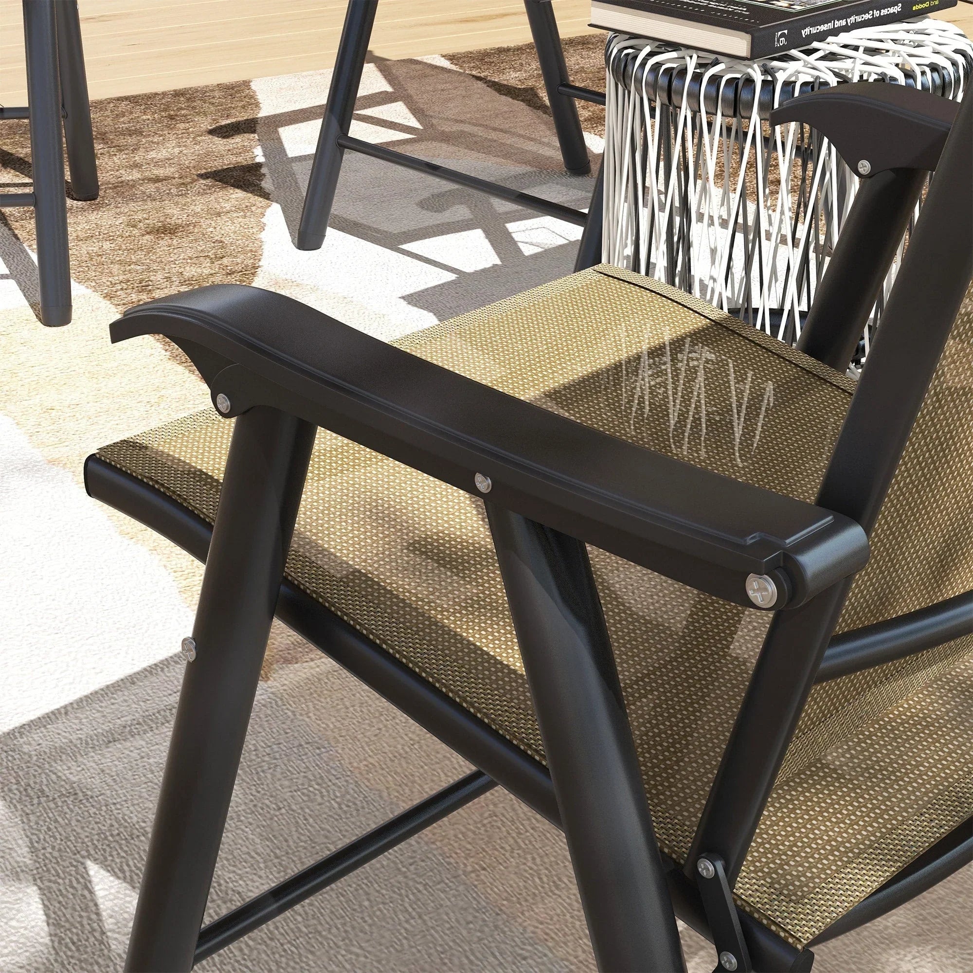 Set di 4 sedie pieghevoli Outsunny per patio, dal design semplice ed elegante, comode per terrazza, giardino, cortile e viaggio