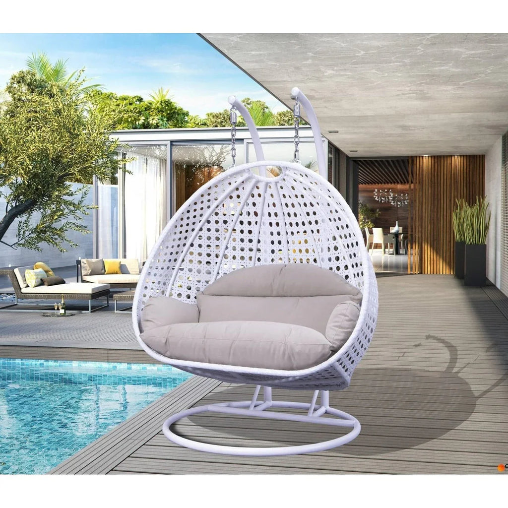LeisureMod Sedia a Uovo Sospesa per 2 Persone con Supporto - Dondolo Pensile per Esterni/Interni in Rattan Intrecciato con Cuscini