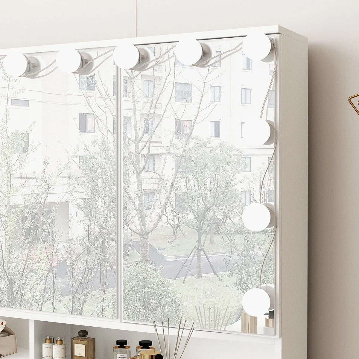 Comò per trucco con specchio a tre ante, illuminazione certificata e piano in vetro