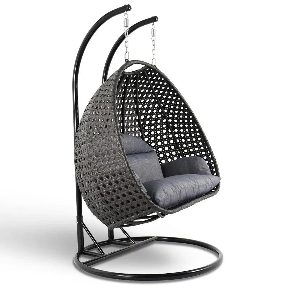 LeisureMod Sedia a Uovo Sospesa per 2 Persone con Supporto - Dondolo Pensile per Esterni/Interni in Rattan Intrecciato con Cuscini