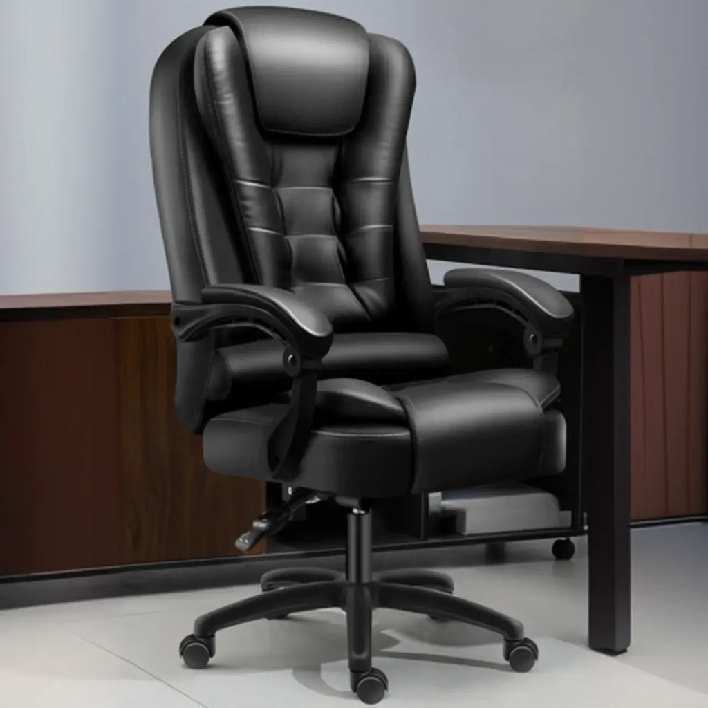 Sedia da ufficio girevole ergonomica in pelle nera con poggiapiedi