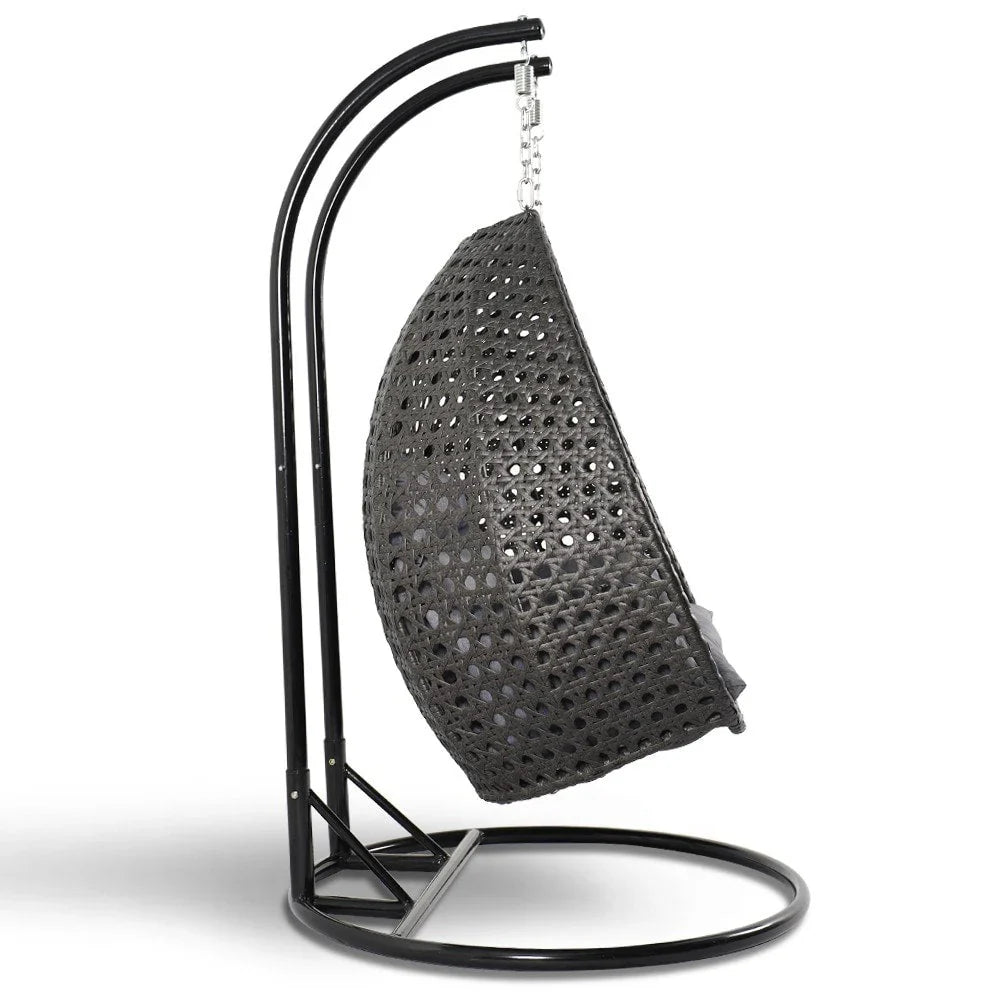 LeisureMod Sedia a Uovo Sospesa per 2 Persone con Supporto - Dondolo Pensile per Esterni/Interni in Rattan Intrecciato con Cuscini