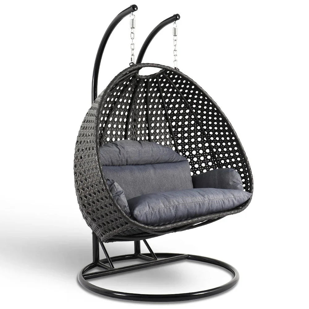 LeisureMod Sedia a Uovo Sospesa per 2 Persone con Supporto - Dondolo Pensile per Esterni/Interni in Rattan Intrecciato con Cuscini