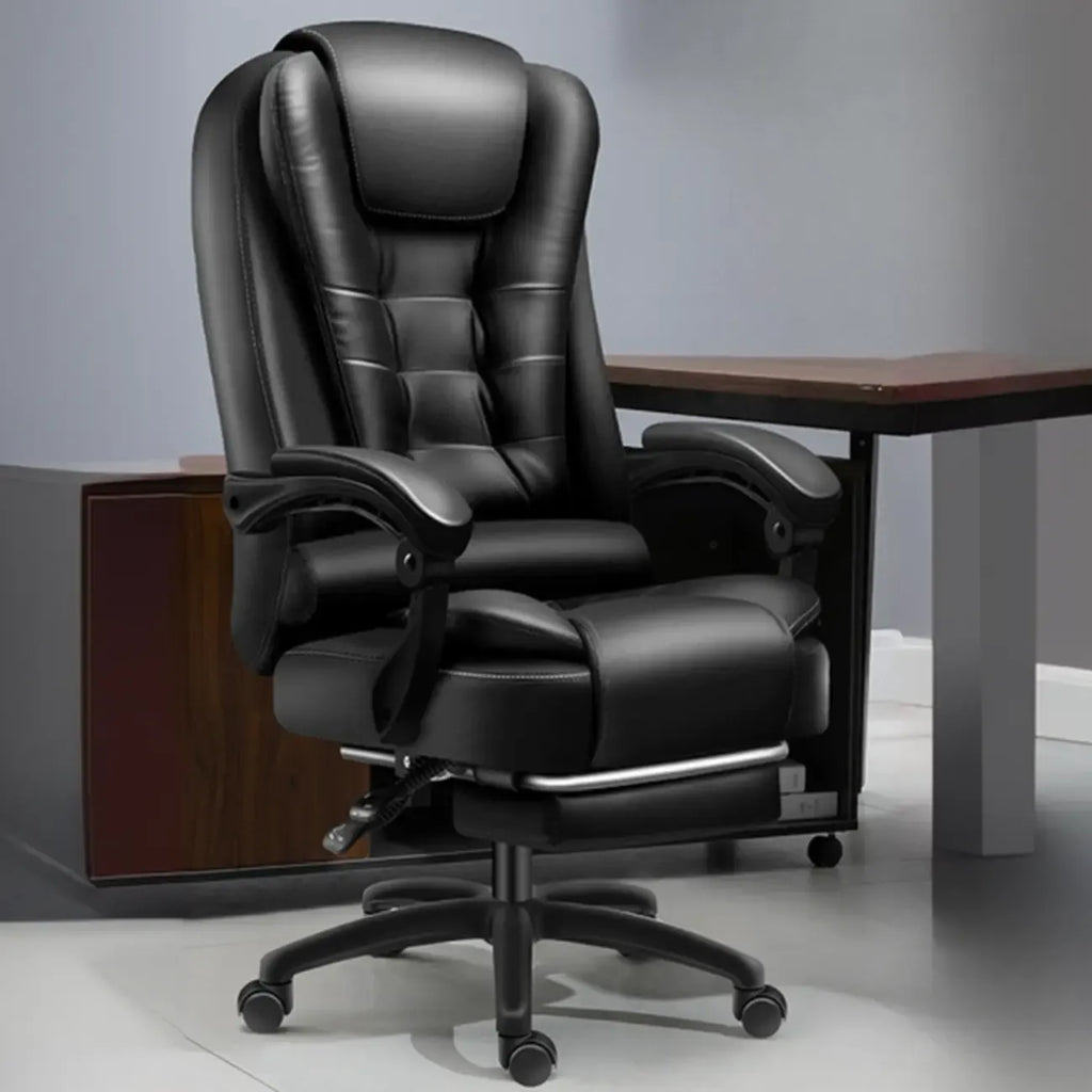 Sedia da ufficio girevole ergonomica in pelle nera con poggiapiedi