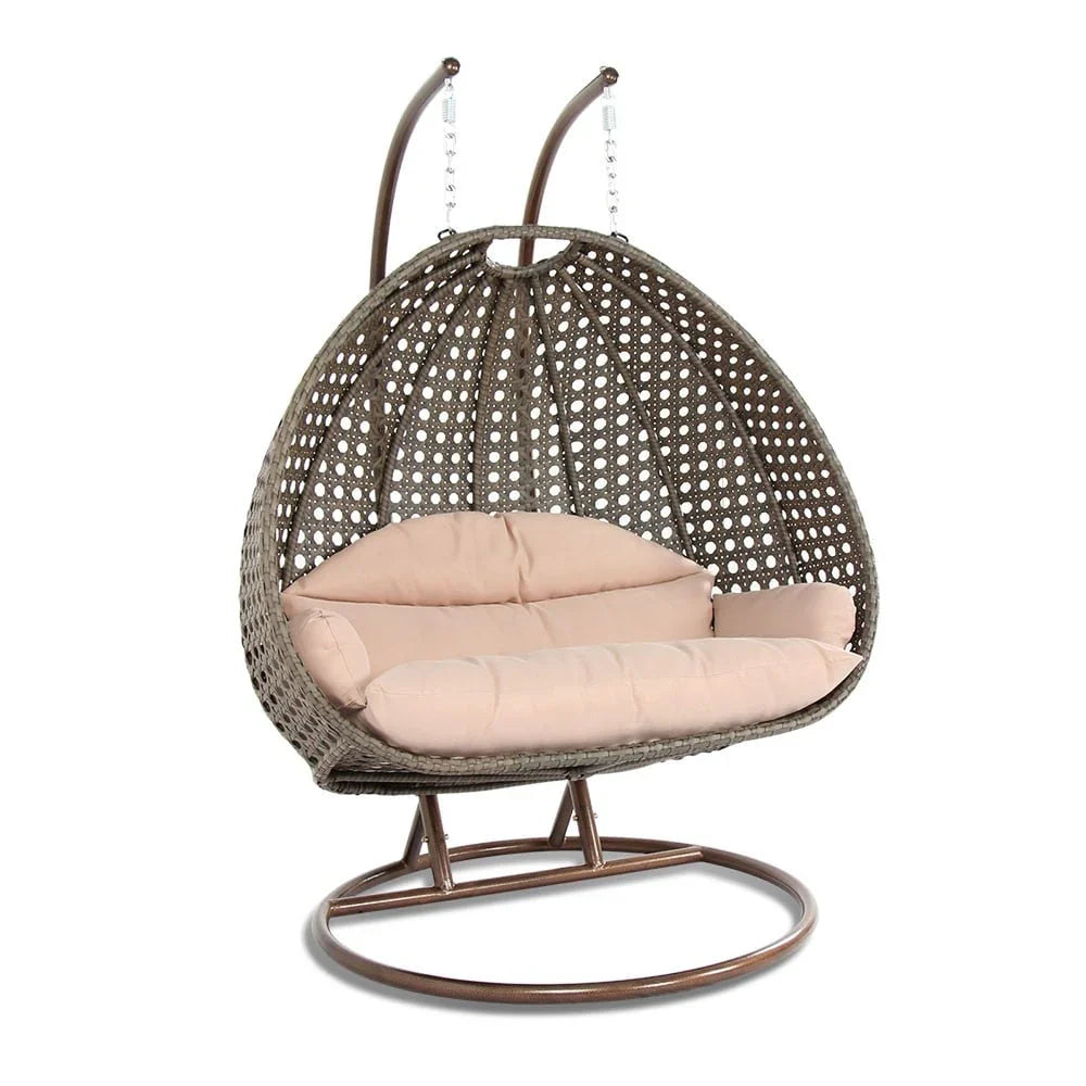 LeisureMod Sedia a Uovo Sospesa per 2 Persone con Supporto - Dondolo Pensile per Esterni/Interni in Rattan Intrecciato con Cuscini