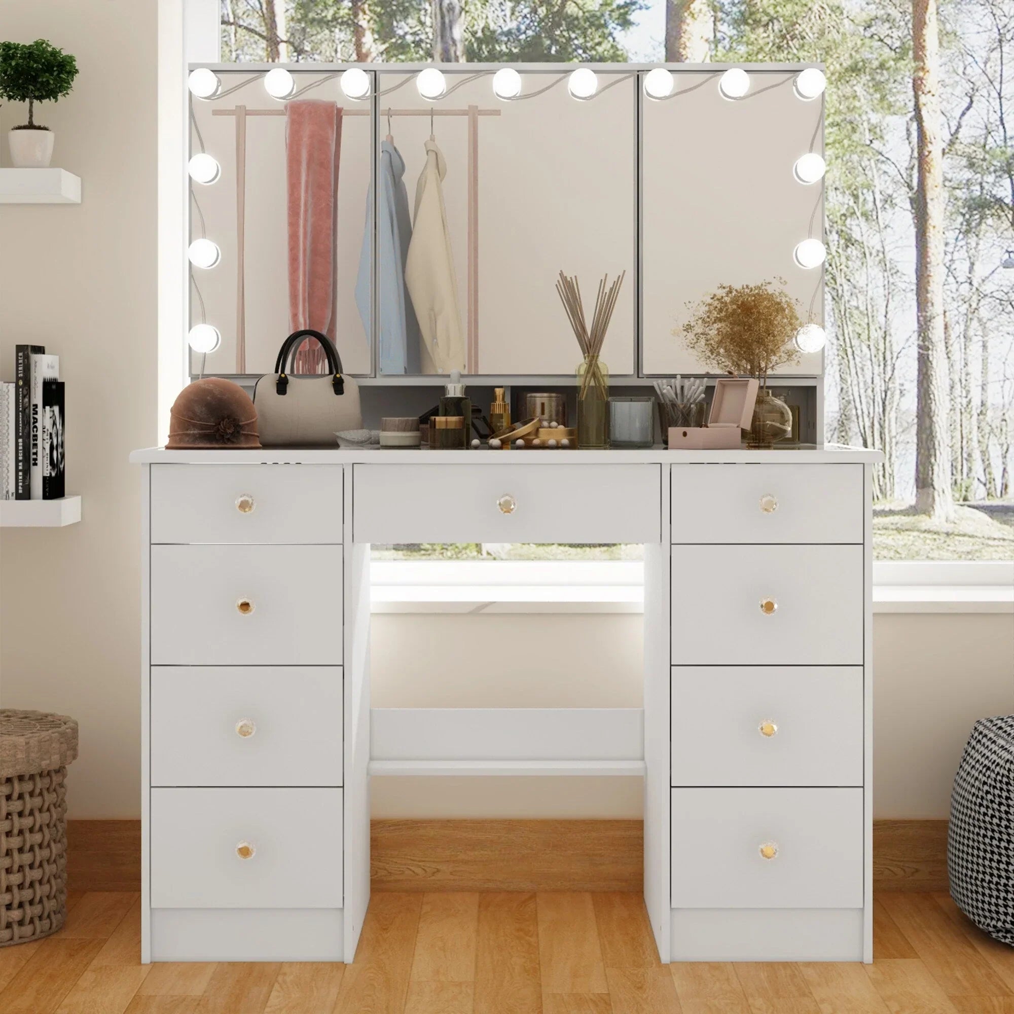 Comò per trucco con specchio a tre ante, illuminazione certificata e piano in vetro